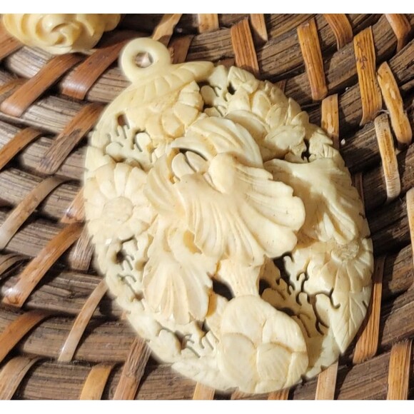 Intricately carved bone pendant, Vintage 1950s bone jewelry - Picture 9 of 10